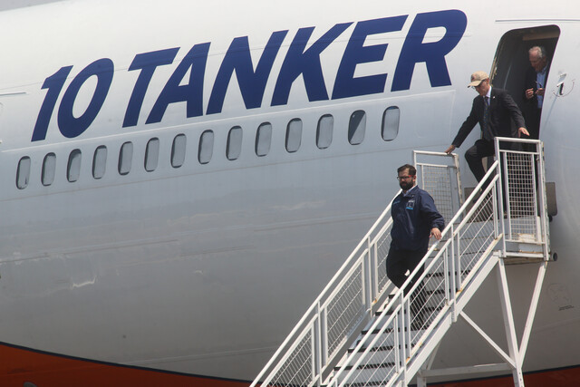 Presidente Boric recibe avión “Ten Tanker” para combatir incendios forestales: lanza 36 mil litros de retardante en cuatro segundos