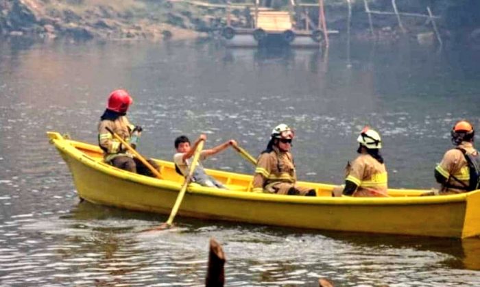 Bomberos destacó a Luca, un niño que los trasladó en su bote para combatir incendios forestales