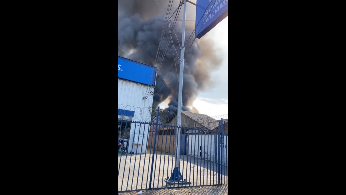 Reportan incendio en fábrica de Lo Espejo: llamas afectan a club de rayuela