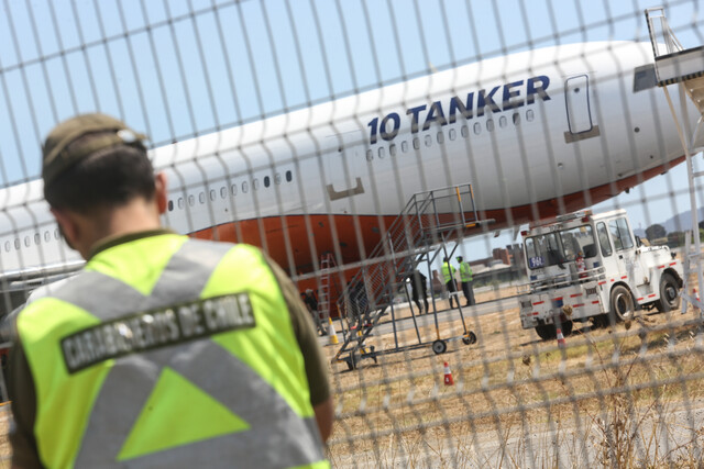 Nuevo desperfecto obligó a mecánicos del Ten Tanker a trabajar para reiniciar operaciones del avión 