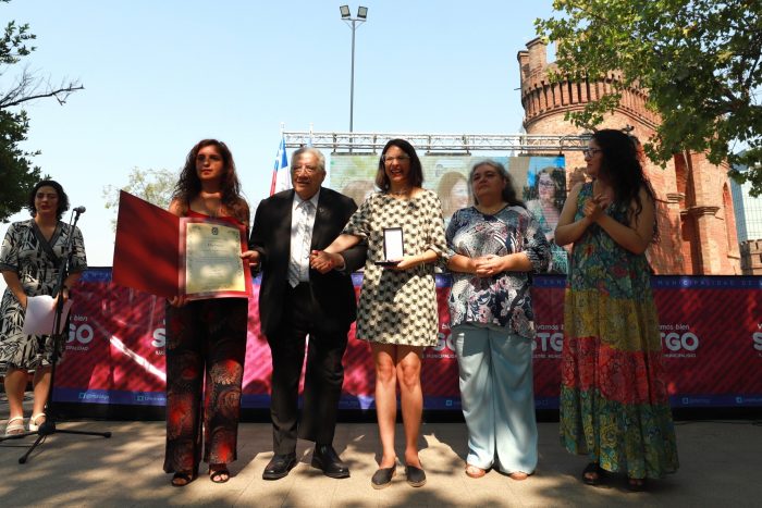 Pianista Valentín Trujillo recibe premio “Santiago Construye Historia”