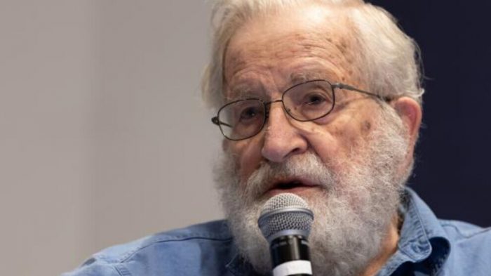 Noam Chomsky: “Las guerras culturales han mantenido a raya a la base popular”