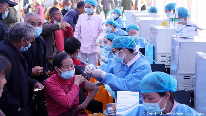 China aprueba uso de emergencia de su primera vacuna con ARN mensajero