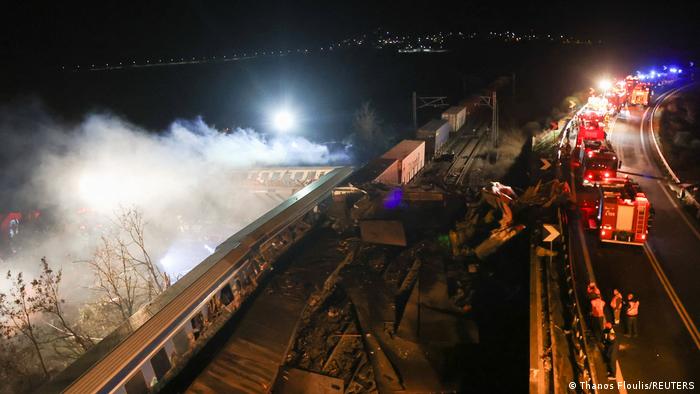 Más de 30 muertos en accidente de tren de pasajeros en Grecia