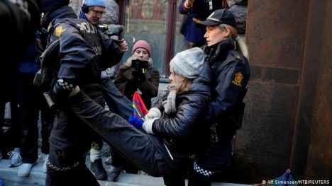 Desalojan a Greta Thunberg y activistas por bloquear ministerios