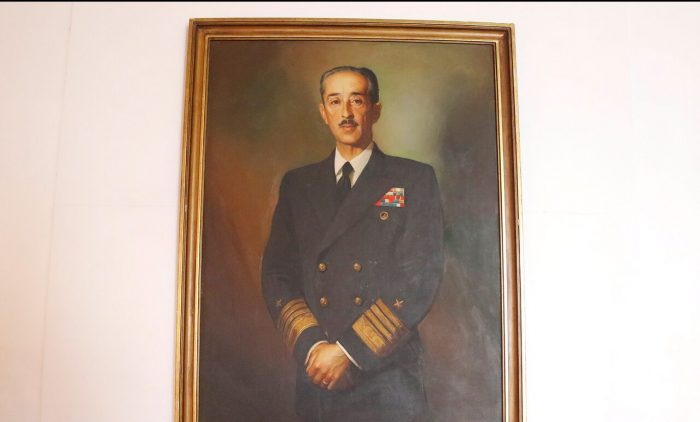 Justicia ordena a la Armada retiro de retrato y fotografía de excomandante José Toribio Merino desde dependencias de la institución