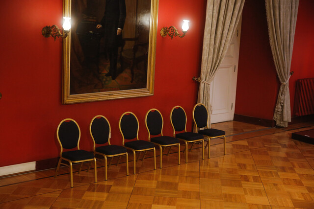 Habían siete, quedaron cinco: el momento en que se retiran sillas del salón Montt Varas para el cambio de gabinete