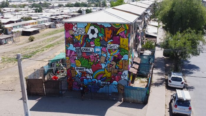 Grafitero pinta mural de 152 m2 en Bajos de Mena