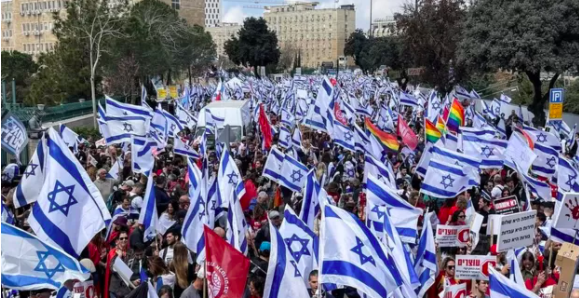 Protestas en Israel: 3 claves para entender las históricas marchas que pusieron a Netanyahu contra las cuerdas