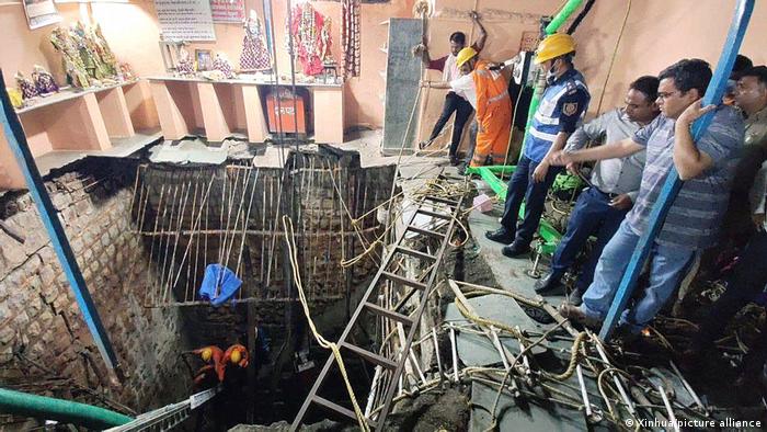 Colapso del piso en un templo en India causa 35 muertos