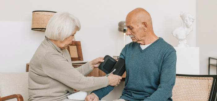 Según estudio nacional: más del 30% de mujeres mayores en la RM cumple roles de cuidado informal