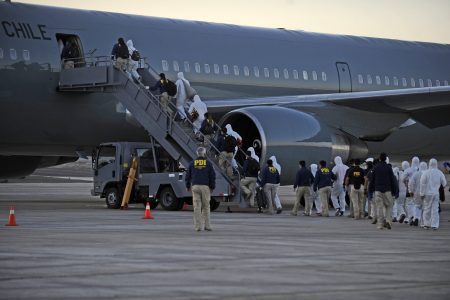 Gobierno expulsa a 80 migrantes en vuelo comercial de Sky Airline