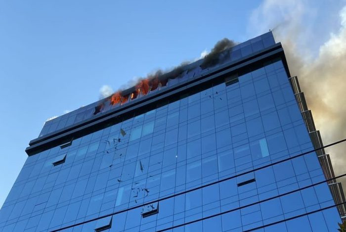 Voraz incendio se registra en edificio de Vitacura: al menos 19 maquinarias de Bomberos combaten emergencia