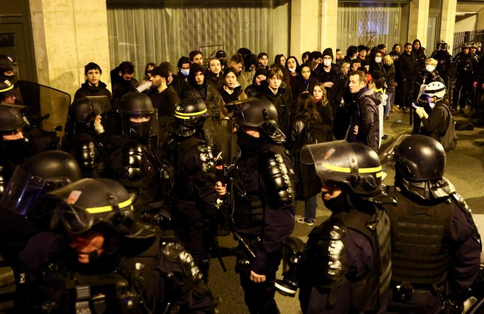 Macron sobrevive a la moción de censura mientras detienen a decenas de personas en las protestas