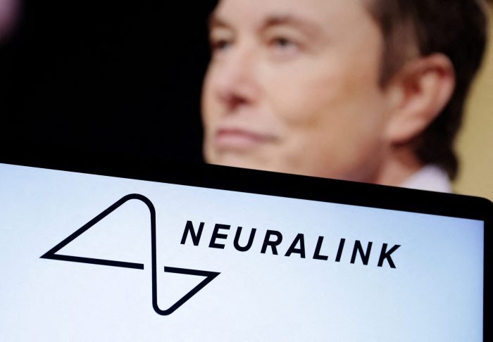 La empresa de implantes cerebrales de Musk busca socio para ensayos en humanos