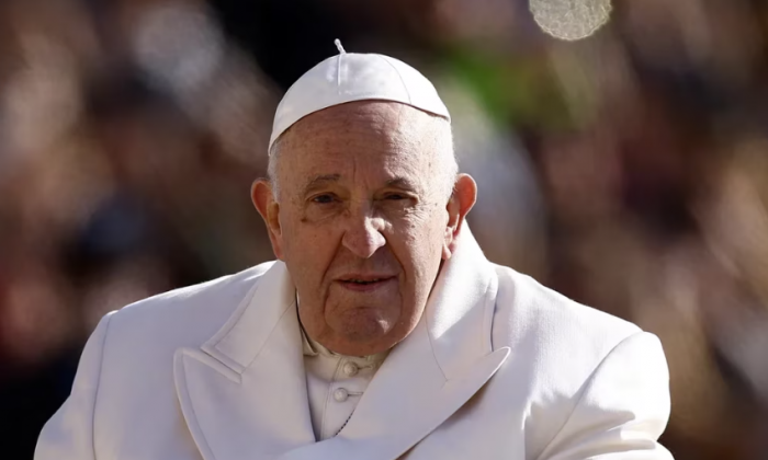 El papa Francisco fue internado por una infección pulmonar tras presentar “dificultades respiratorias”