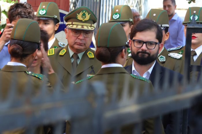 Entre pifias, Presidente Boric llega al funeral de la sargento Rita Olivares