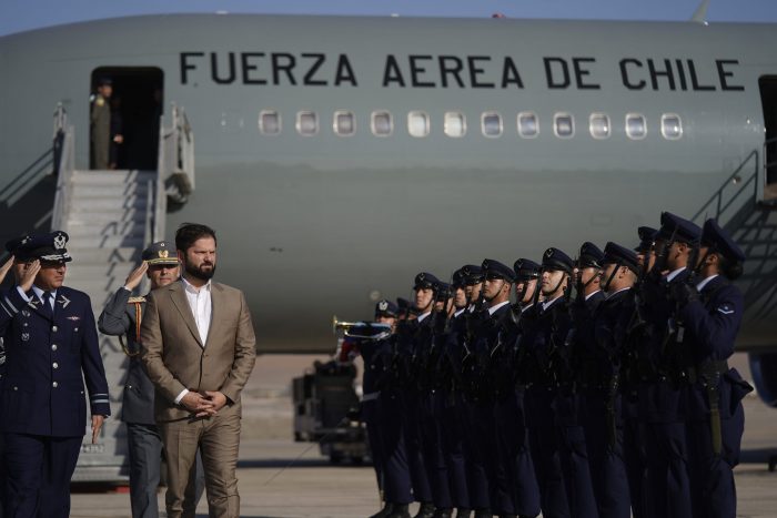 En medio de despliegue militar, Presidente Gabriel Boric aterriza en región de Tarapacá