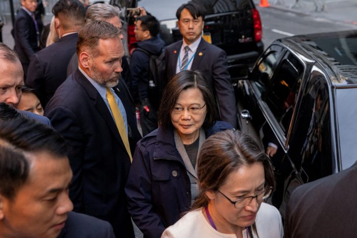La presidenta de Taiwán inicia su escala en EE.UU. mientras China amenaza con represalias