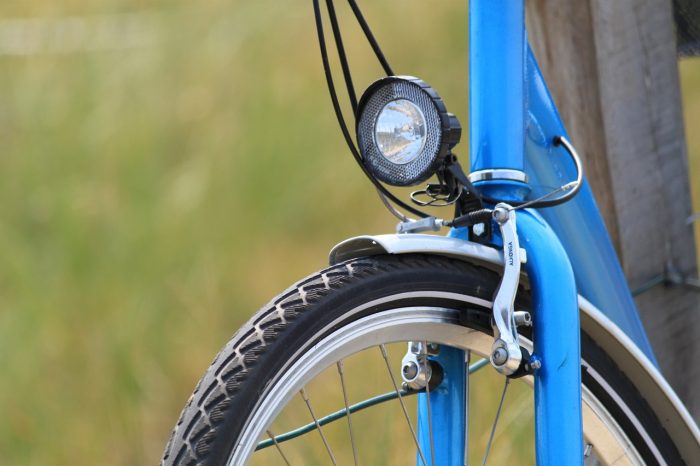 Instalan puntos de reparación de bicicletas gratuitos en parques del país
