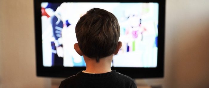 Cifra de niños que ven TV cae a la mitad en una década