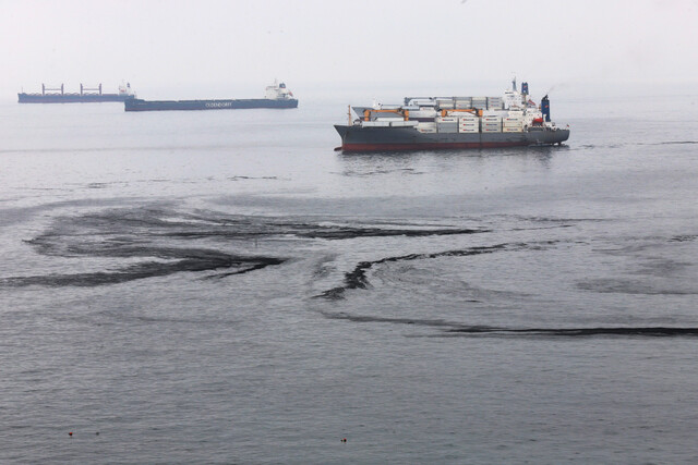 Activan plan de monitoreo por derrame de hollín en costa de Viña del Mar 