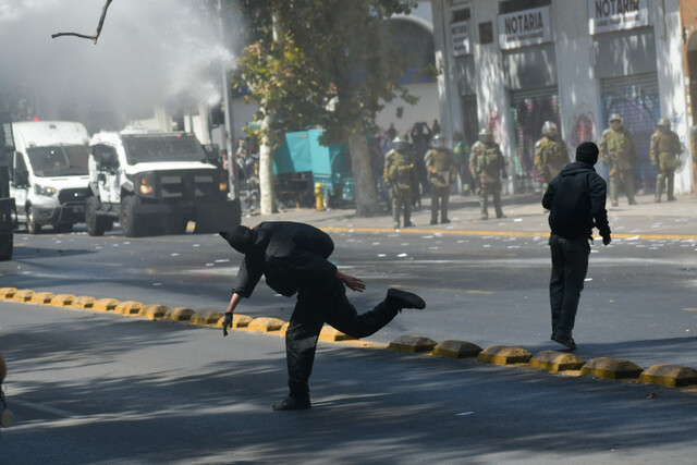 Se registran disturbios y enfrentamientos con Carabineros durante “mochilazo” de estudiantes secundarios