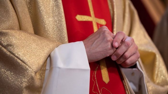 Más de 600 niños abusados por 150 sacerdotes: el “impactante” nuevo informe de abusos sexuales en la Iglesia católica de EE.UU.