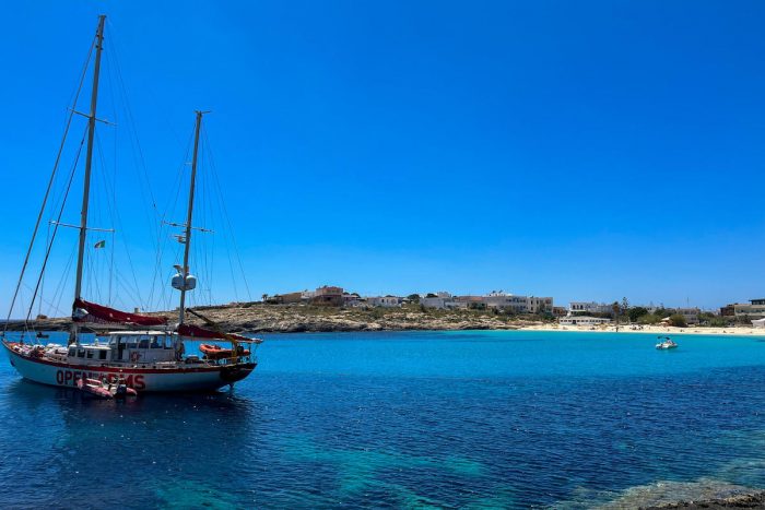 Lampedusa y sus dos caras: playas paradisíacas y drama migratorio