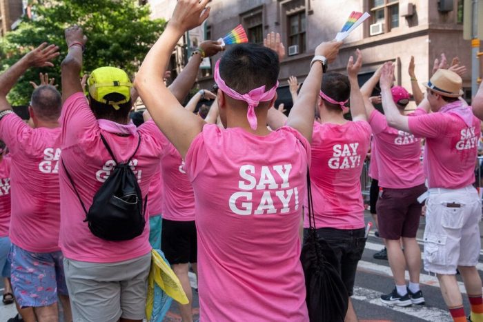 La polémica ley “No digas gay” de Florida se expande hasta la educación media