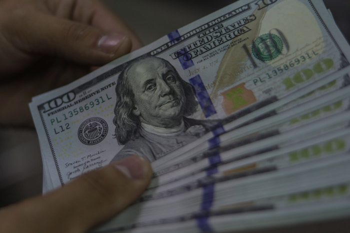 En medio de tensión por alza del dólar, Argentina busca renegociar con el FMI