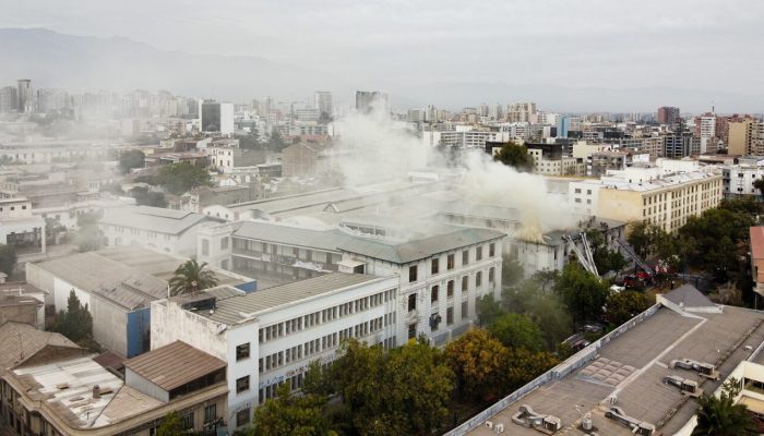 Director de Educación Municipal de Santiago sostiene que incendio en Liceo de Aplicación “fue intencional, no una casualidad”
