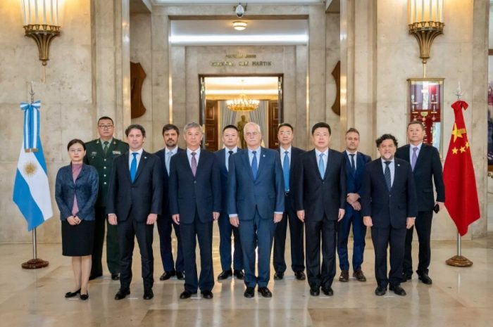Ministro de Defensa de Argentina se reunió con organismo chino para cooperar en la industria de defensa