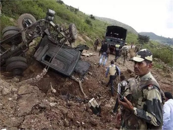 Mueren 10 policías y un conductor tras explosión de bomba detonada por rebeldes naxalitas en India