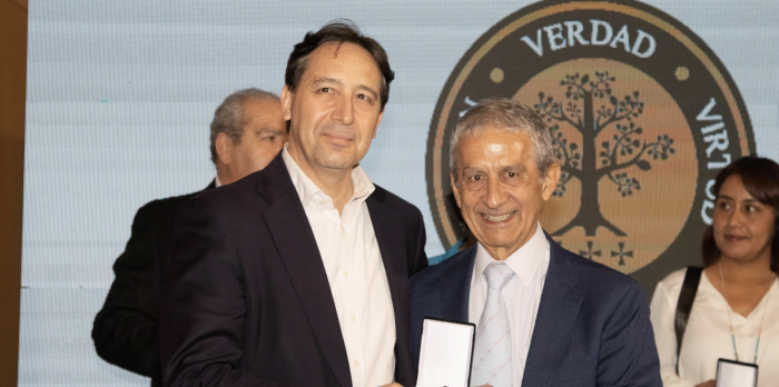 Alexis Kalergis recibe Medalla de Honor como uno de los protagonistas de libro sobre cómo Chile ha enfrentado la pandemia de covid-19