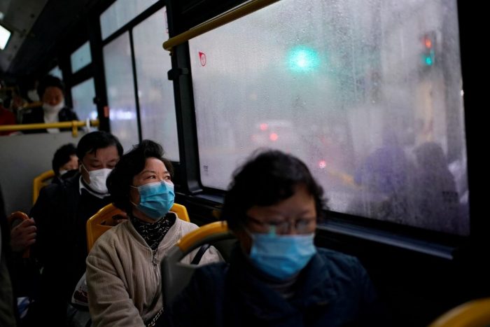 China pone fin a uso obligatorio de mascarillas en el transporte público