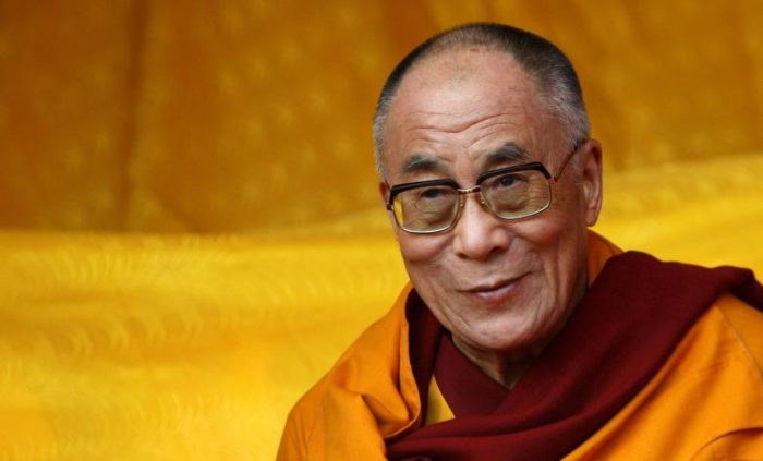 Dalai Lama genera polémica por video donde aparece besando a niño en la boca