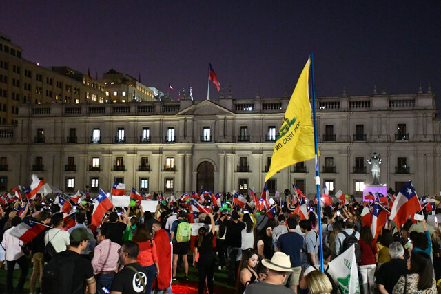 Manifestantes llegaron a La Moneda luego de concentración en apoyo a Carabineros