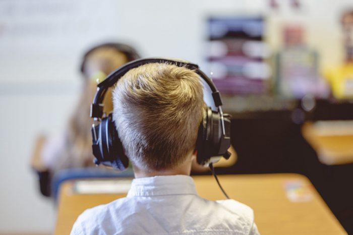 Disminución auditiva en el aula: las señales de alerta en niños y niñas, jóvenes y docentes