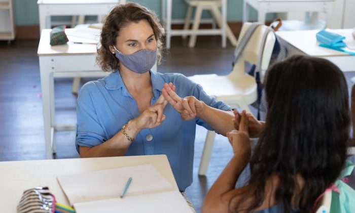 Lecciones para la próxima pandemia: las mascarillas impiden la comunicación de las personas sordas