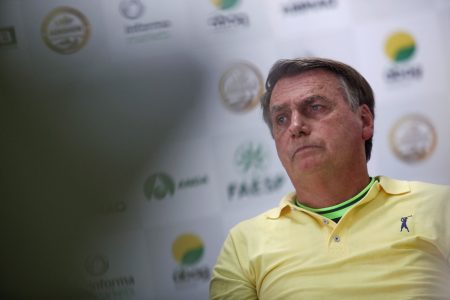 Tobillera y prohibición de hablar con diplomáticos: las medidas cautelares contra Jair Bolsonaro
