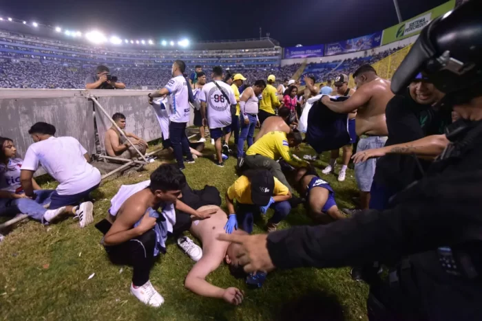 El Salvador sufre su mayor tragedia deportiva con doce fallecidos en su estadio