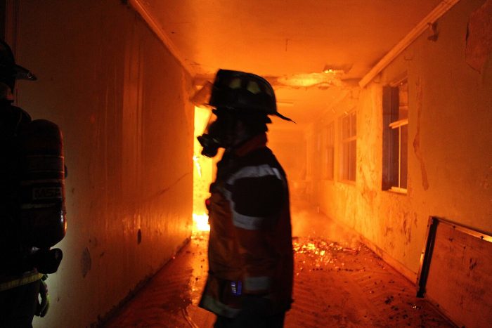 Ataque incendiario destruyó vivienda en Tirúa: “Fuera yanaconas del territorio”, dice un lienzo