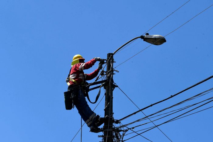 Por ráfagas de viento: Enel activa plan de contingencia tras cortes de luz en comunas de la RM