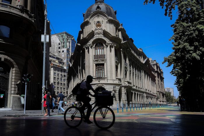 Informe Ipsos: 51% de chilenos dice pasar por dificultades financieras