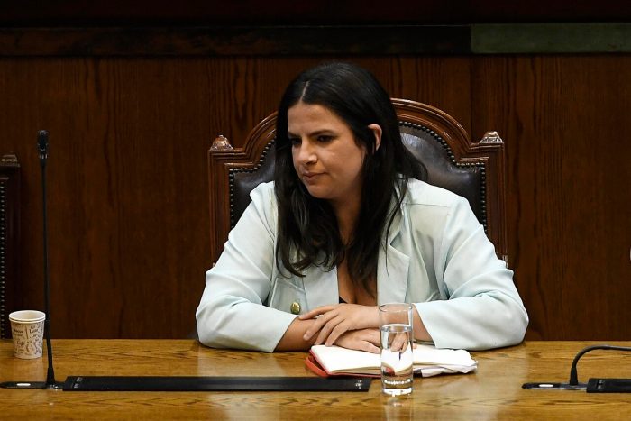 Oposición critica a ministra Orellana por dichos contra Republicanos sobre avances de mujeres