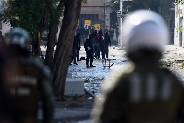 Dos detenidos tras disturbios en Liceo de Aplicación: manifestantes lanzaron bombas molotov
