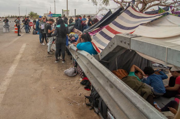 Aumenta el número de migrantes en la frontera entre Chile y Perú tras el primer vuelo de migrantes