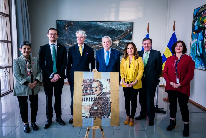 Canciller recibe cuadro conmemorativo de embajador sueco que ayudó a chilenos perseguidos