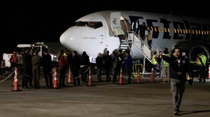 Grupo de 115 venezolanos regresa en avión a su país desde Arica